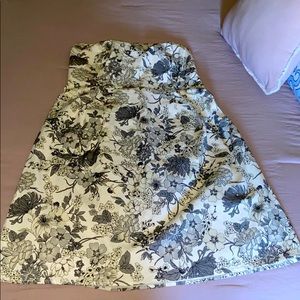 Strapless cotton dress with flower pattern.